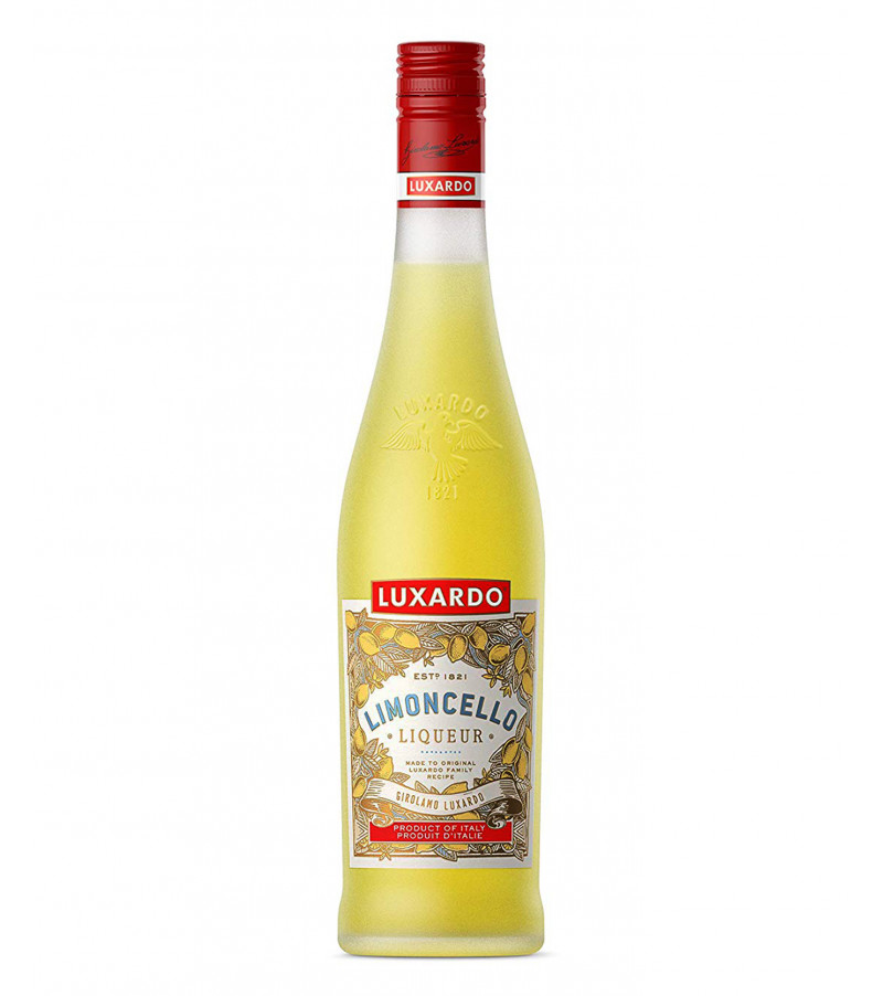 Limoncello Italien Dans Un Verre À Liqueur Et Une Bouteille Sur Un